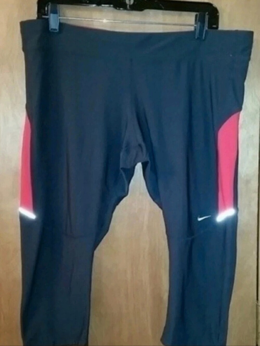 1X  Nike Dri-Fit Crop Leggings With Back Zip Pocket